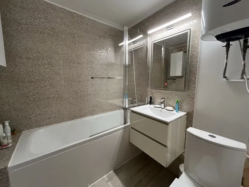 Chisinau Bd., Basarabia, Arena Nationala, 10 min. Metroul Costin Georgian.